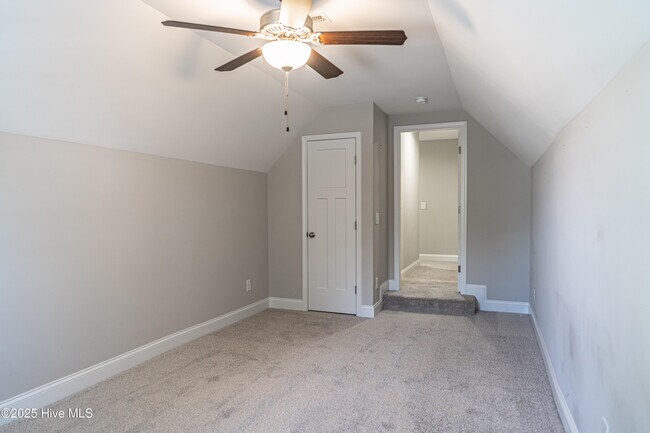 Building Photo - 412 Palisades Dr