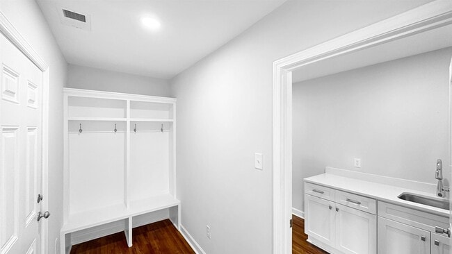 Building Photo - 1049 N Idlewild St