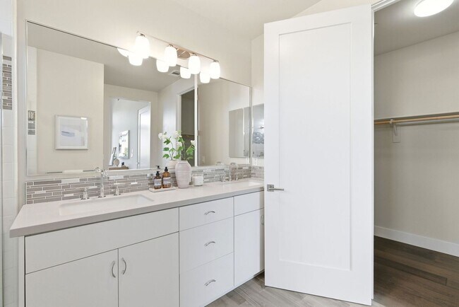 Building Photo - Gorgeous & Modern Los Altos Condo