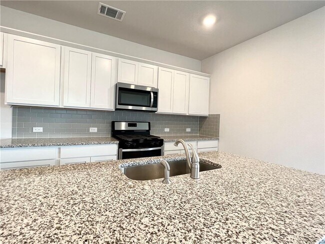 Building Photo - 105 Brody Ln