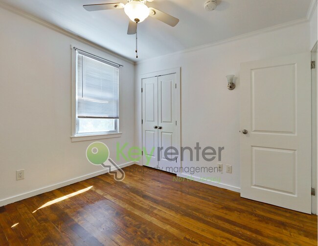 Building Photo - De Graw Ave Triplex