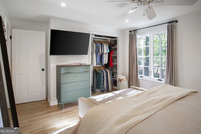 Building Photo - 8885 Bay Dr