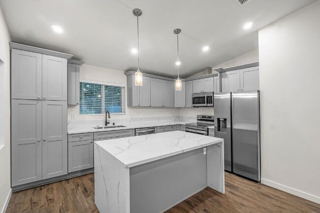 Primary Photo - Up to $1400 off 1st month!! Vista - 3 bed/...