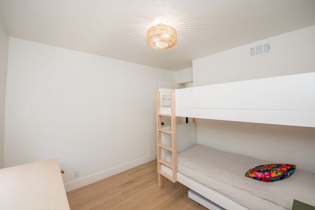 Building Photo - Remodeled South Huntington Beach Home