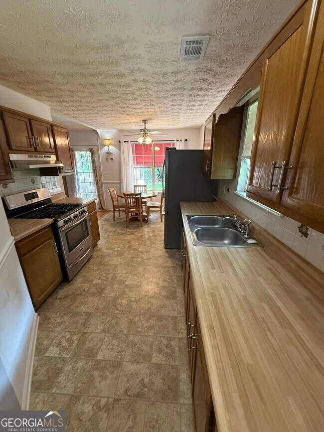 Building Photo - 3897 Saddlecreek Dr
