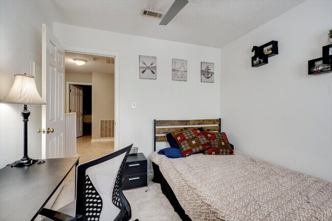 Building Photo - Fully Furnished Home