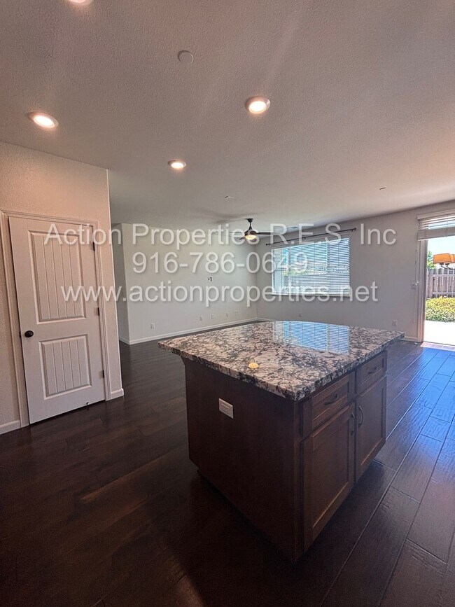 Building Photo - Solar - Whitney Ranch Newer Single Story, ...