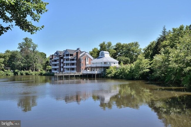 Building Photo - 7598 Lakeside Village Dr