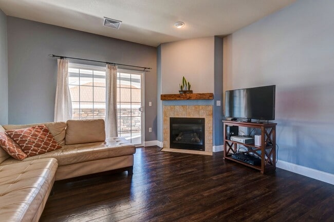 Building Photo - Don’t Miss This Gorgeous Fort Collins Condo – Bright, Spacious & Modern!