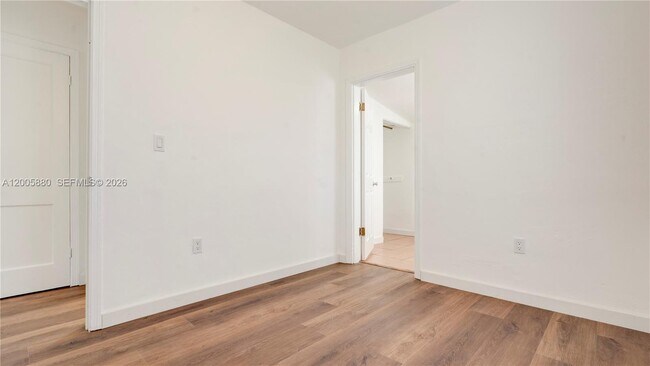 Building Photo - 1085 NE 128th St