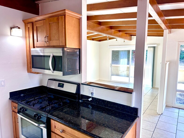 Building Photo - 220 Los Altos Pl