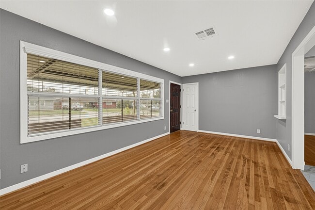 Building Photo - 1853 Huge Oaks St