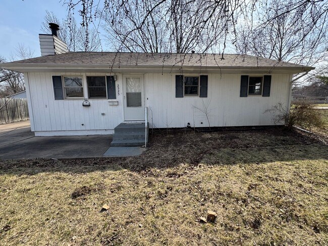Building Photo - 3 bedroom 2 bath home in Bettendorf