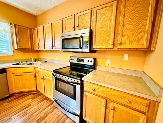 Building Photo - Updated 2 story townhome in Park Duvalle- Section 8 accepted