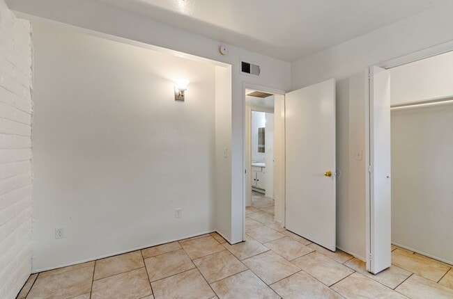 Building Photo - Centrally located 1 bedroom, 1 bath with bonus Den in a duplex, SW side of Swan & Grant.