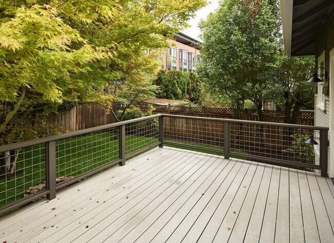 Building Photo - 4 Bed, 3 Bath Remodeled Home Near Mt Tabor Park!