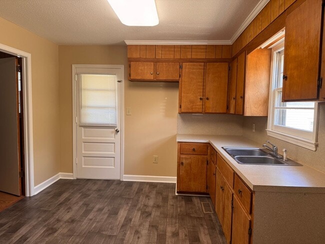 Building Photo - 915 Pine Cir Dr