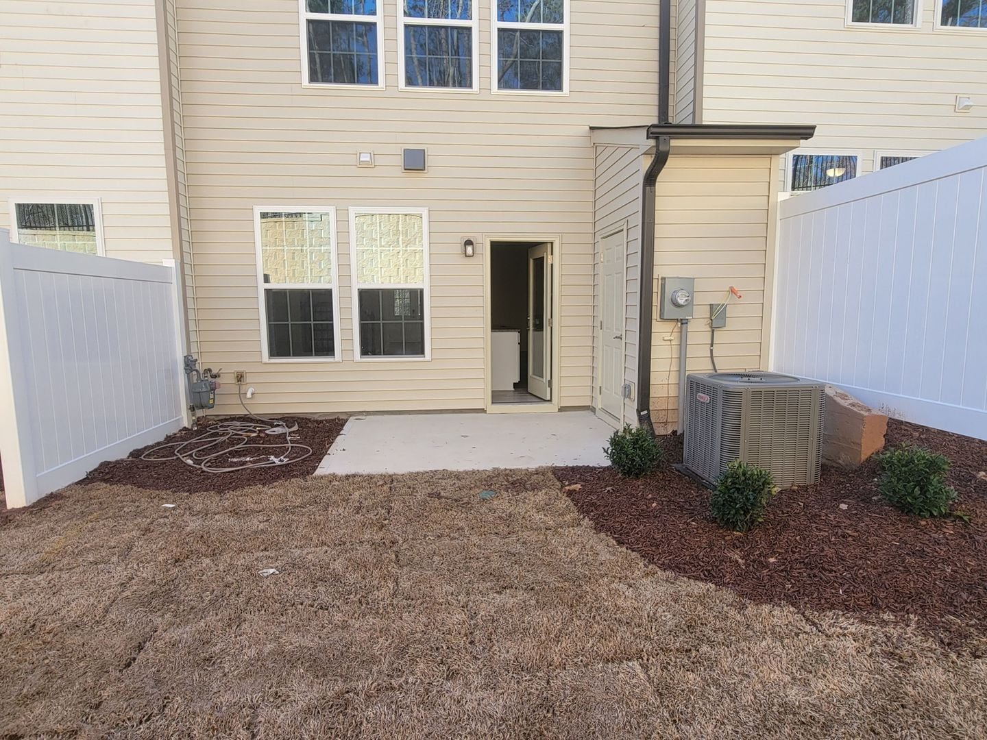 Building Photo - 2100 Solana Wds Dr