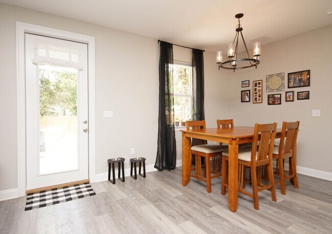 Building Photo - Newer Home in Valparaiso