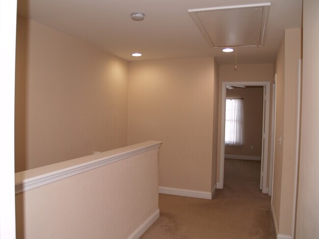 Building Photo - 142 Silverspring Pl