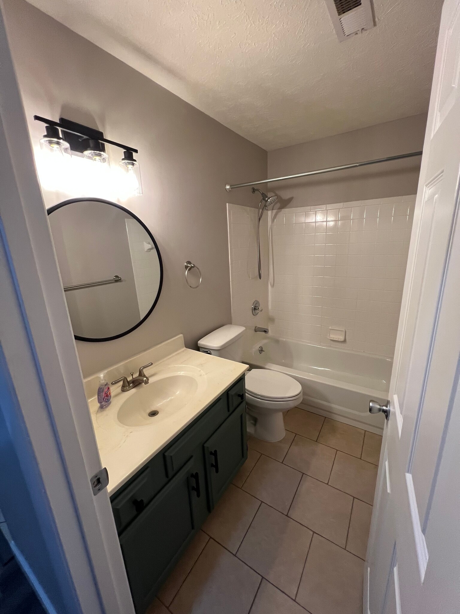 Guest Bath Shower & Tub - 8892 Eagleview Dr