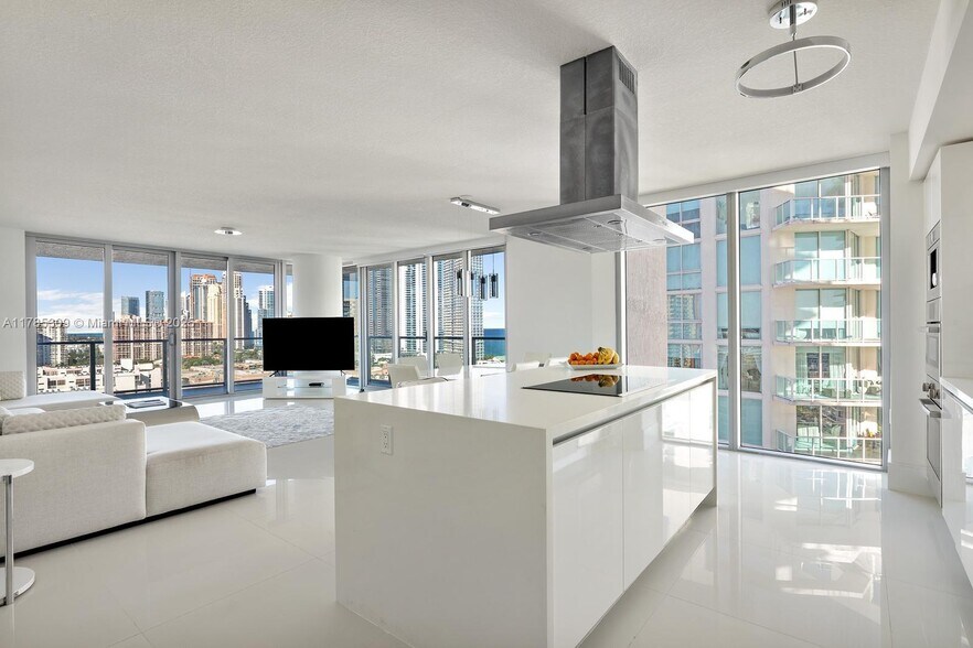 Building Photo - 300 Sunny Isles Blvd