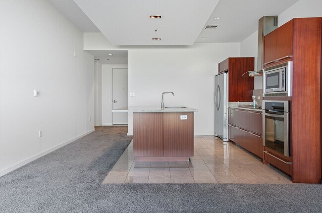 Building Photo - 6th Floor 2-Bedroom Condo with Stunning La...