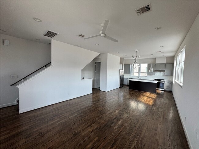 Building Photo - 304 Jensen Dr