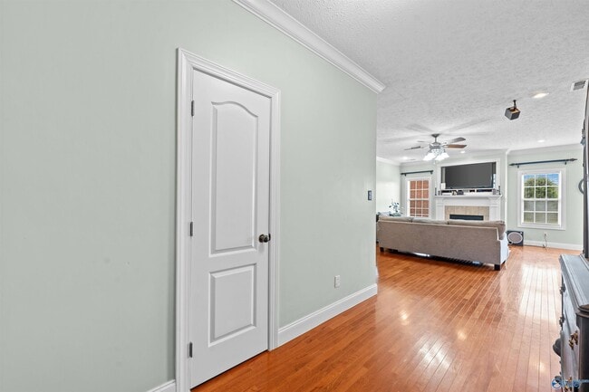 Building Photo - 25850 Iron Gate Dr