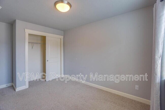 Building Photo - 10002 NE 115th Ave