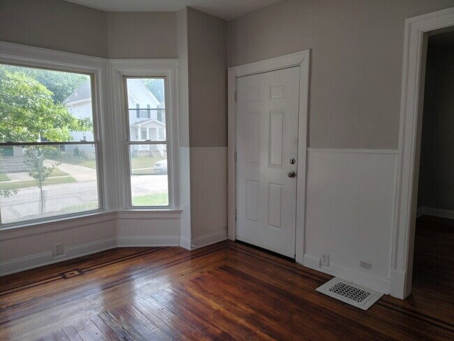 Building Photo - 1334 W 89th St