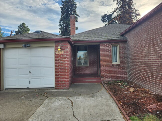 Building Photo - Occupied, do not disturb tenants. Barge-Chestnut Historic District Craftsman 2br 2ba home, with a...