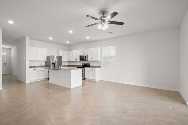 Building Photo - "Spacious 3-Bedroom Townhouse Oasis with 2...
