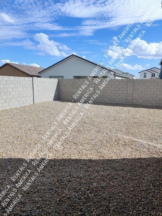 Building Photo - 36033 W San Clemente Ave