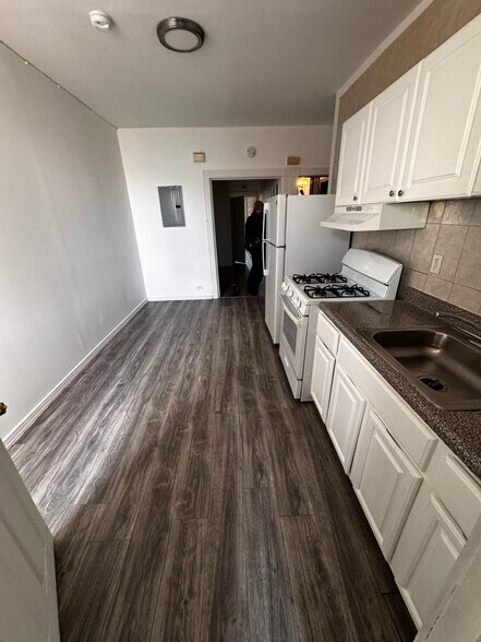 Building Photo - 72 Rose Ave