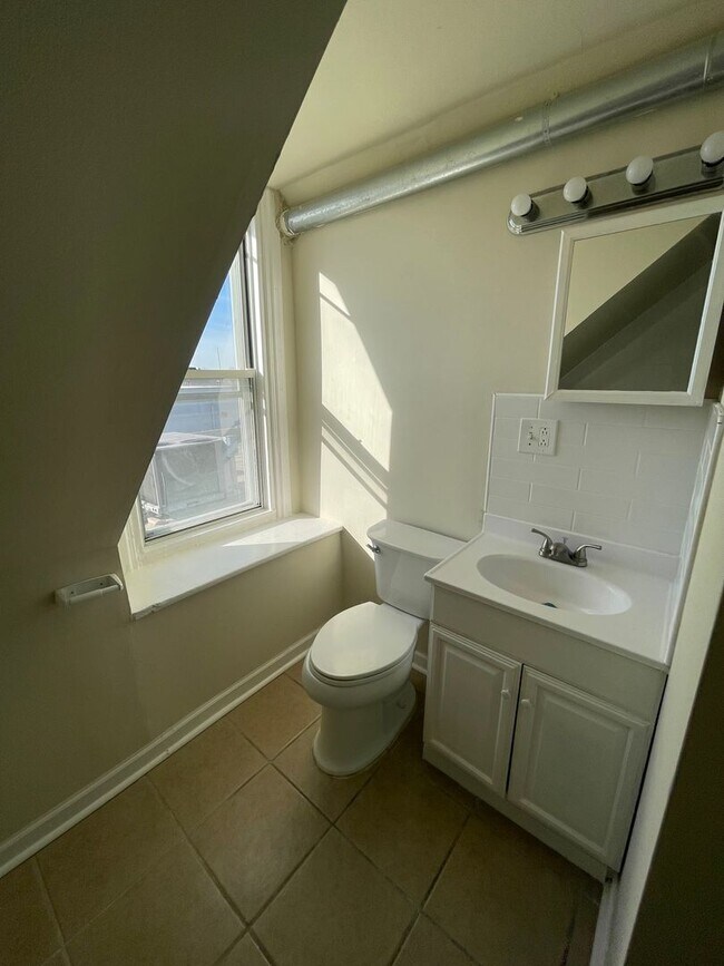 Building Photo - UPDATED 1 BED 1 BATH 2ND FLOOR APARTMENT