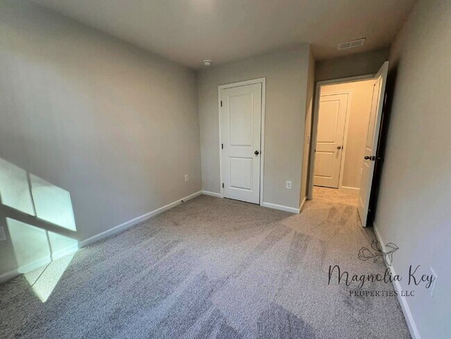 Building Photo - New 3 bed 2.5 bath Townhouse in Forestbrook