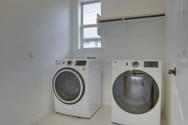 Building Photo - 717 Kingston Pl