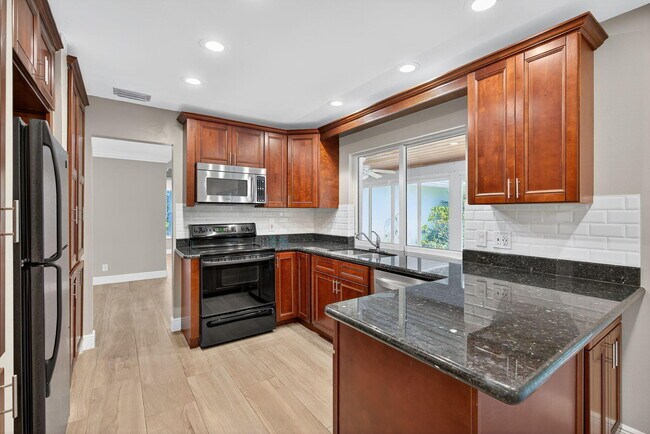 Building Photo - 905 Shore Dr