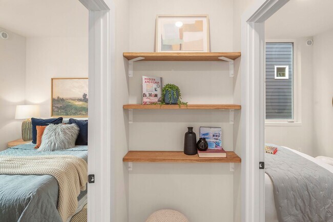 Building Photo - BRAND NEW! 3bd, 2ba Columbia City Townhome, FREE RENT!