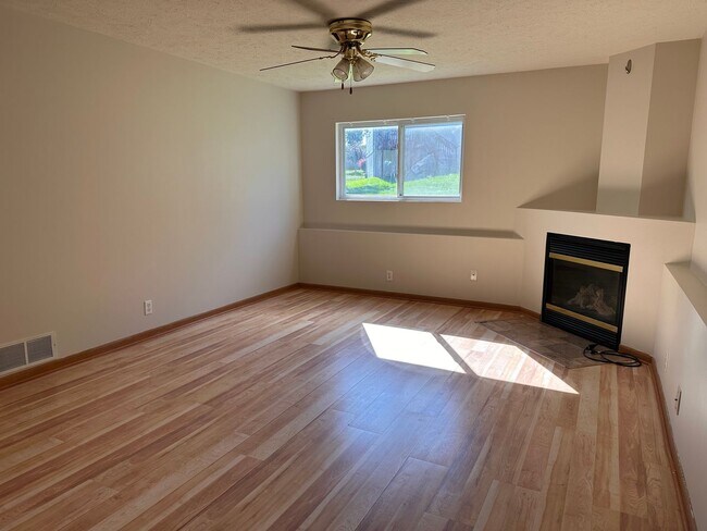 Building Photo - Three bedroom 3 bathroom in popular Bellevue