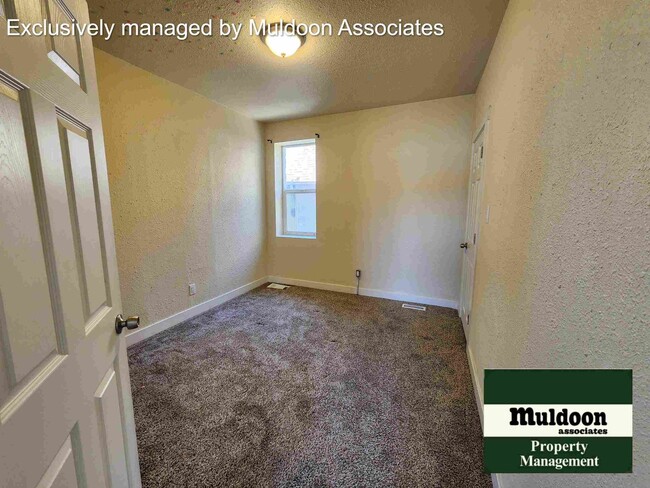 Building Photo - Great 2 bed 1 bath 1 car garage available now!