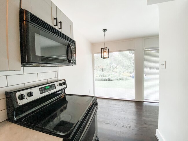 Building Photo - 2990 Rhodes Cir S