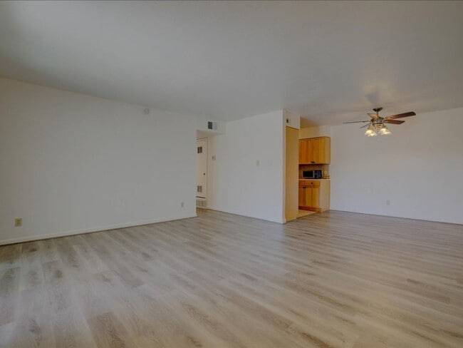 Building Photo - 2 Bedroom, 2 Bath