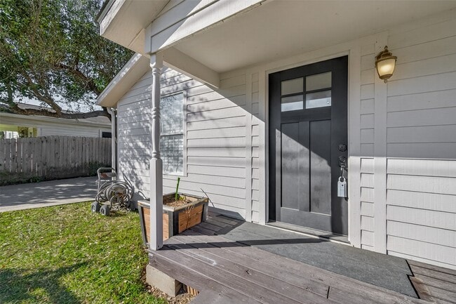 Building Photo - 705 Center St