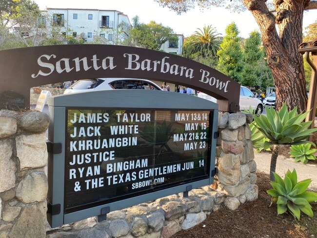 Building Photo - 13730 Mindora Ave