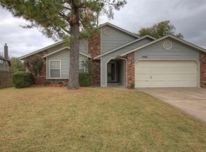 Building Photo - 3 Bed | 2 Bath in South Tulsa!