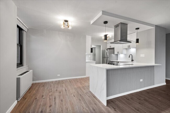 Building Photo - 5701 N Sheridan Rd