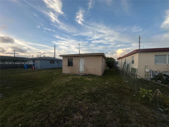 Building Photo - 5413 SW 19th St