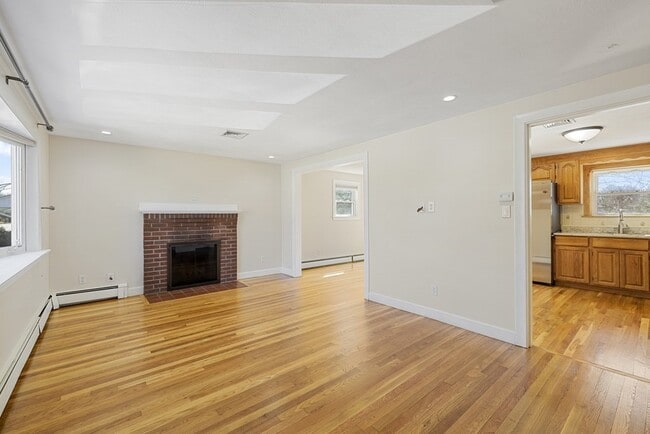 Building Photo - 160 Ravenswood Rd